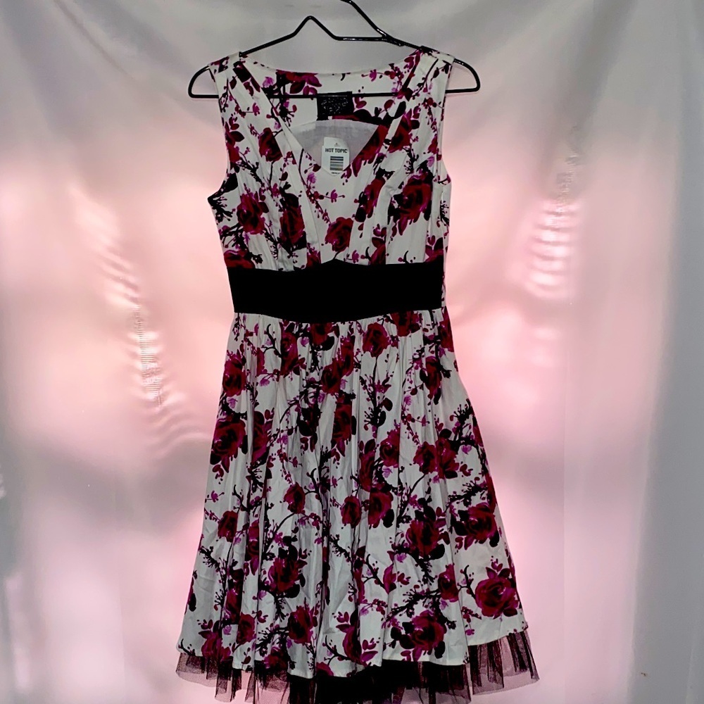 NWT HEARTS & ROSES HOT TOPIC WO SIZE 6 COTTON ELASTAINE WHITE /W ROSE DESIGN‎